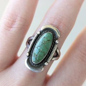 Vintage sterling silver Native American tribal oval green cracked turquoise ring